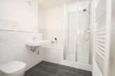 Hochwertig modernisierte 111 m² waren nach nur 3 Wochen vermietet - Bad mit Badewanne und Dusche