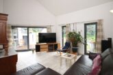 Verkauft in 96 Tagen - schönes freistehendes Einfamilienhaus - Wohnzimmer mit Süd-Balkon