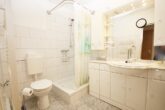 Ein Zuhause voller Charme – für große Familien und noch größere Träume - Wannenbad mit Dusche 1. OG