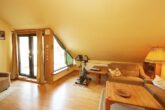 Ein Zuhause voller Charme – für große Familien und noch größere Träume - Wohnzimmer 1. OG mit Zugang zur Dachterrasse
