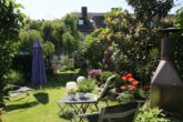 Junge Familie sichert sich ihr großes Familienglück - Bezaubernder Garten mit Blick auf den Wintergarten