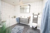 Traumgrundstück mit Häuschen in guten Händen - WE2 Tageslichtbad mit Badewanne und Dusche
