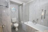 Jung. Ambitioniert. Bereit fürs Eigenheim? provisionsfrei - Duschbad mit Badewanne