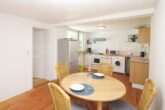 Behaglich möblierte Wohnung mit Treppchen zum Garten - Küche mit Essbereich
