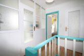Behaglich möblierte Wohnung mit Treppchen zum Garten - Treppenhaus
