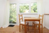 Behaglich möblierte Wohnung mit Treppchen zum Garten - Frühstücksecke mit Gartenblick oder praktischer Arbeitsplatz