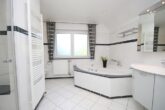Eine spezielle Großzügigkeit an Raum und Platz! provisionsfrei - Tageslichtbad mit ebenerdiger Dusche und Eckbadewanne